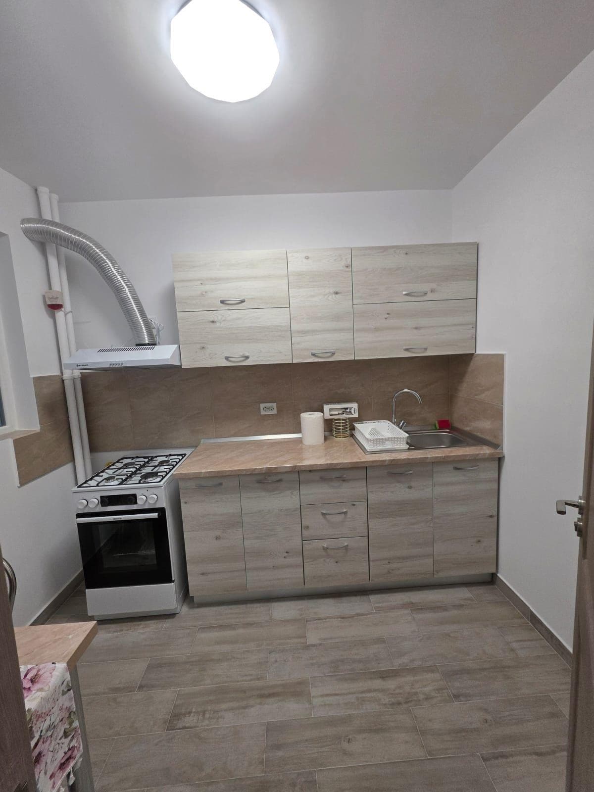 Închiriez apartament 2 camere, semidecomandat etaj 2/4, Pajura