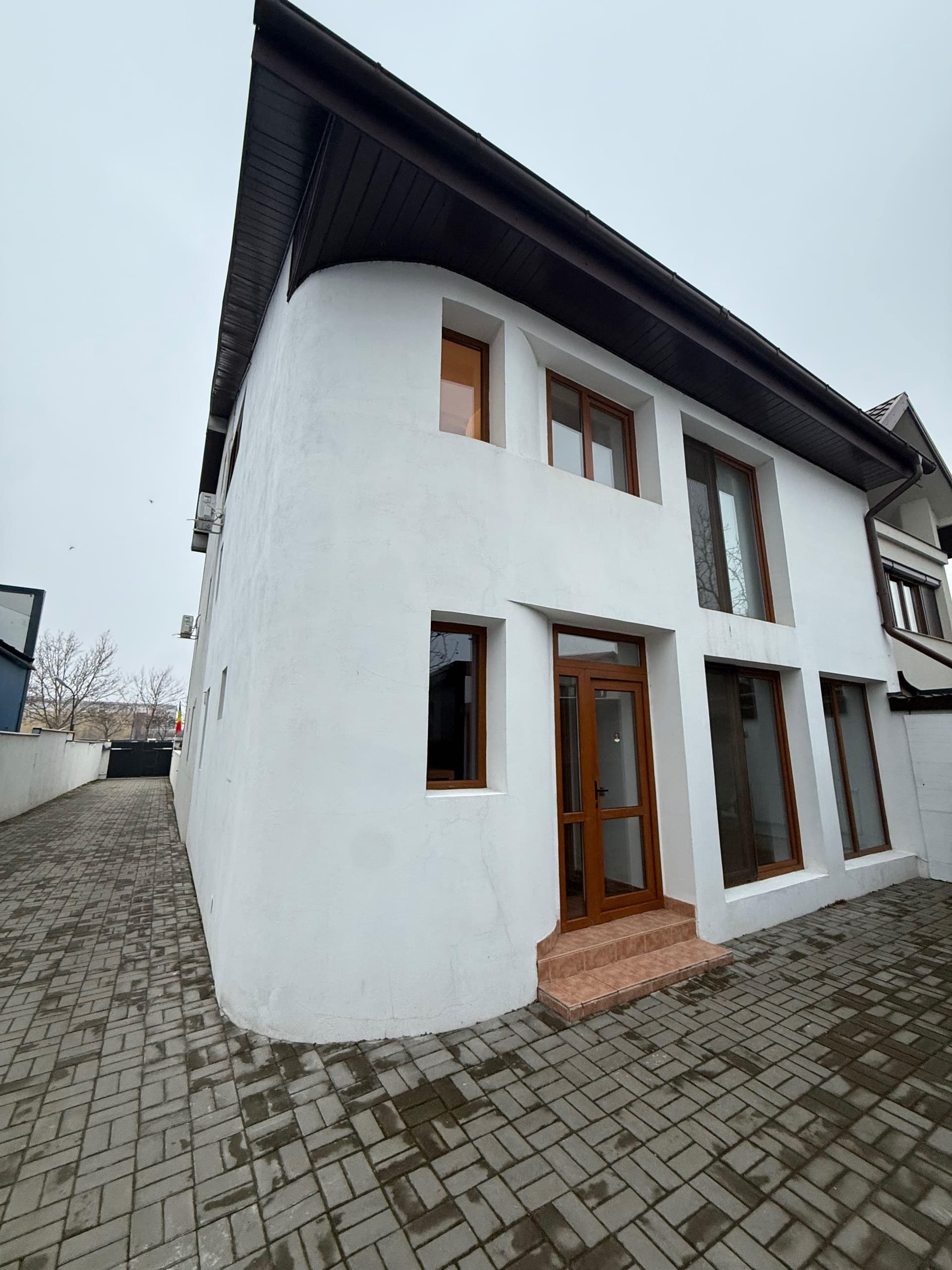 Propietar ofer spre inchiriere casa la curte