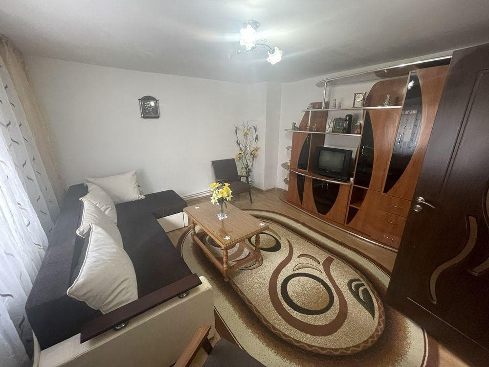 Inchiriez casa la curte