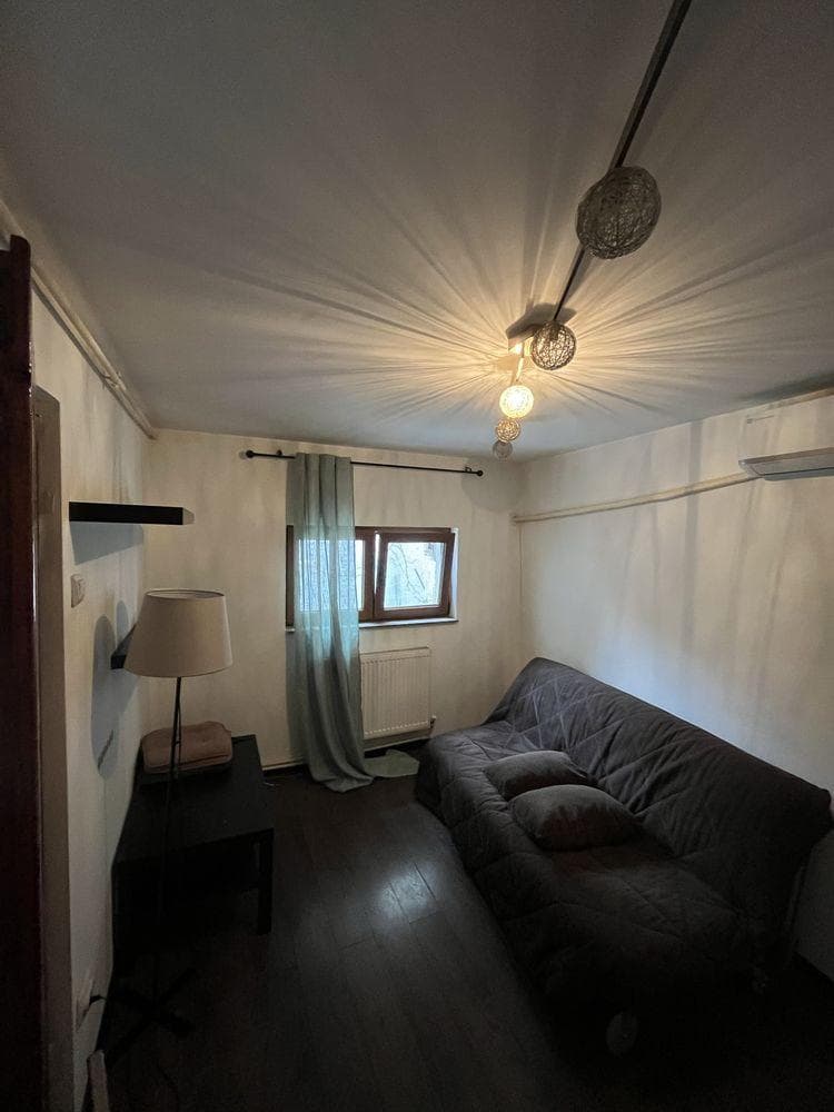 Inchiriez casa la curte Popa Nan