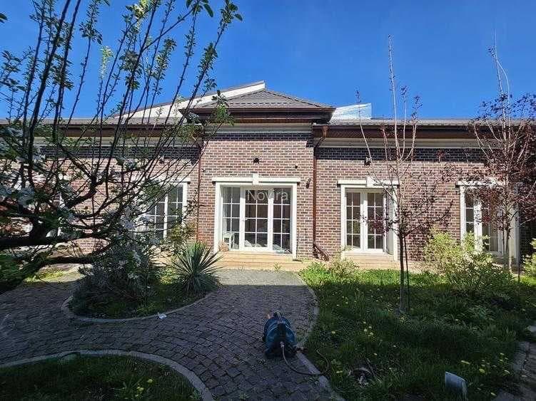 Inchiriez imobil, 10 camere, 4 bai, 2 locuri parcare, curte si gratar - imagine 1