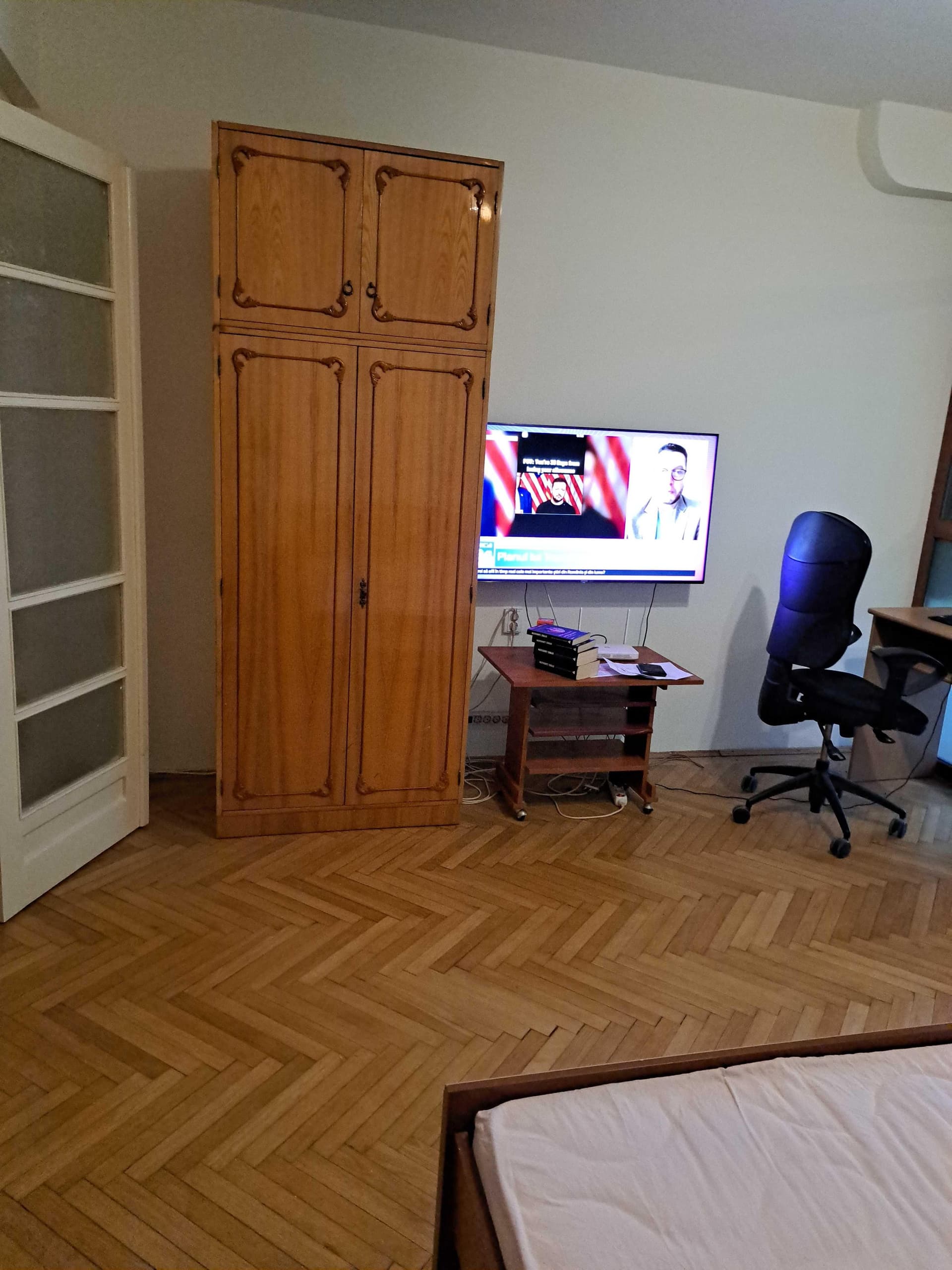 Închiriez, pe termen lung, apartament cu 2 camere; zonă ultracentrală - imagine 1