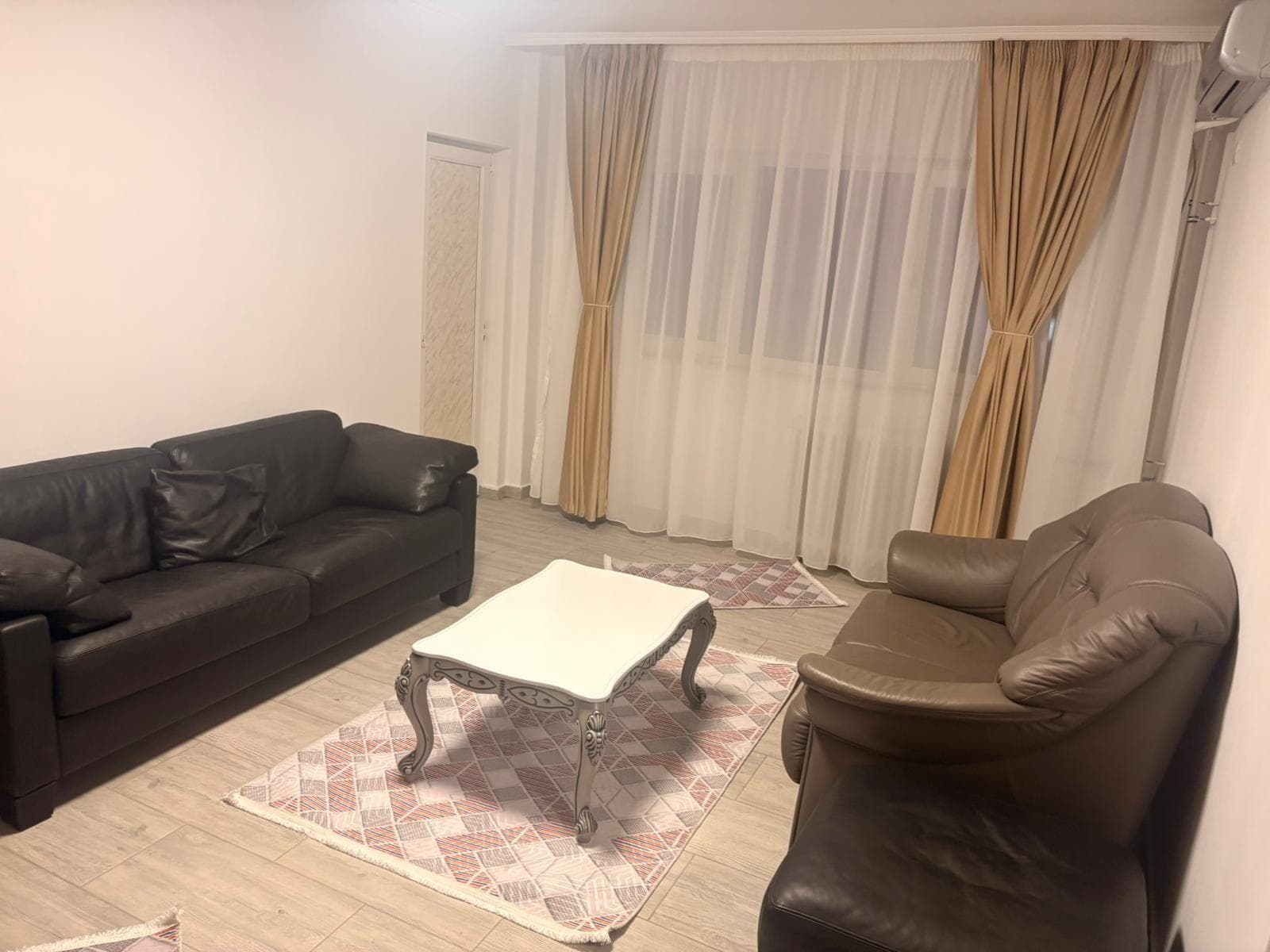 Închiriez apartament - imagine 1