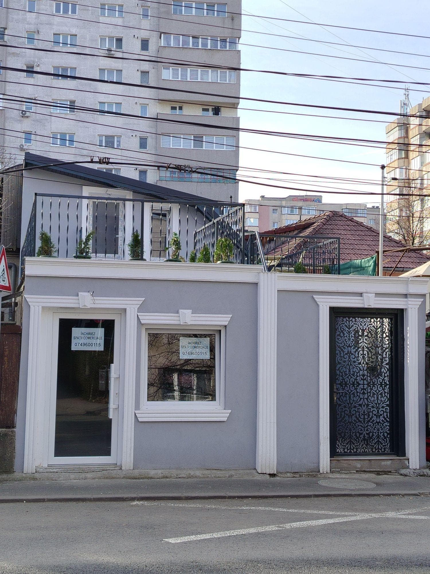 Închiriez casa patru camere și curte proprie amenajata