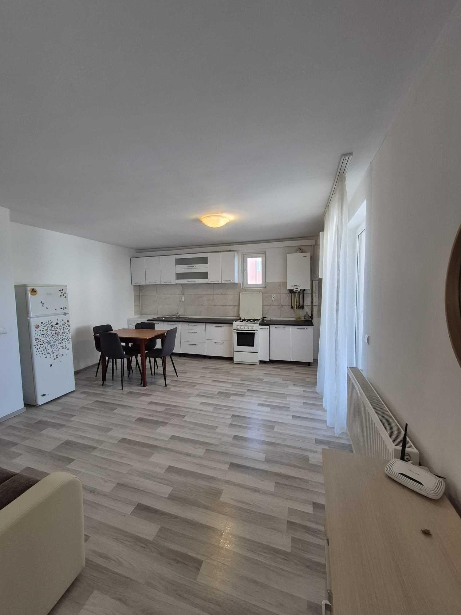Inchiriez apartament cu 3 camere, bloc nou, zona centrala