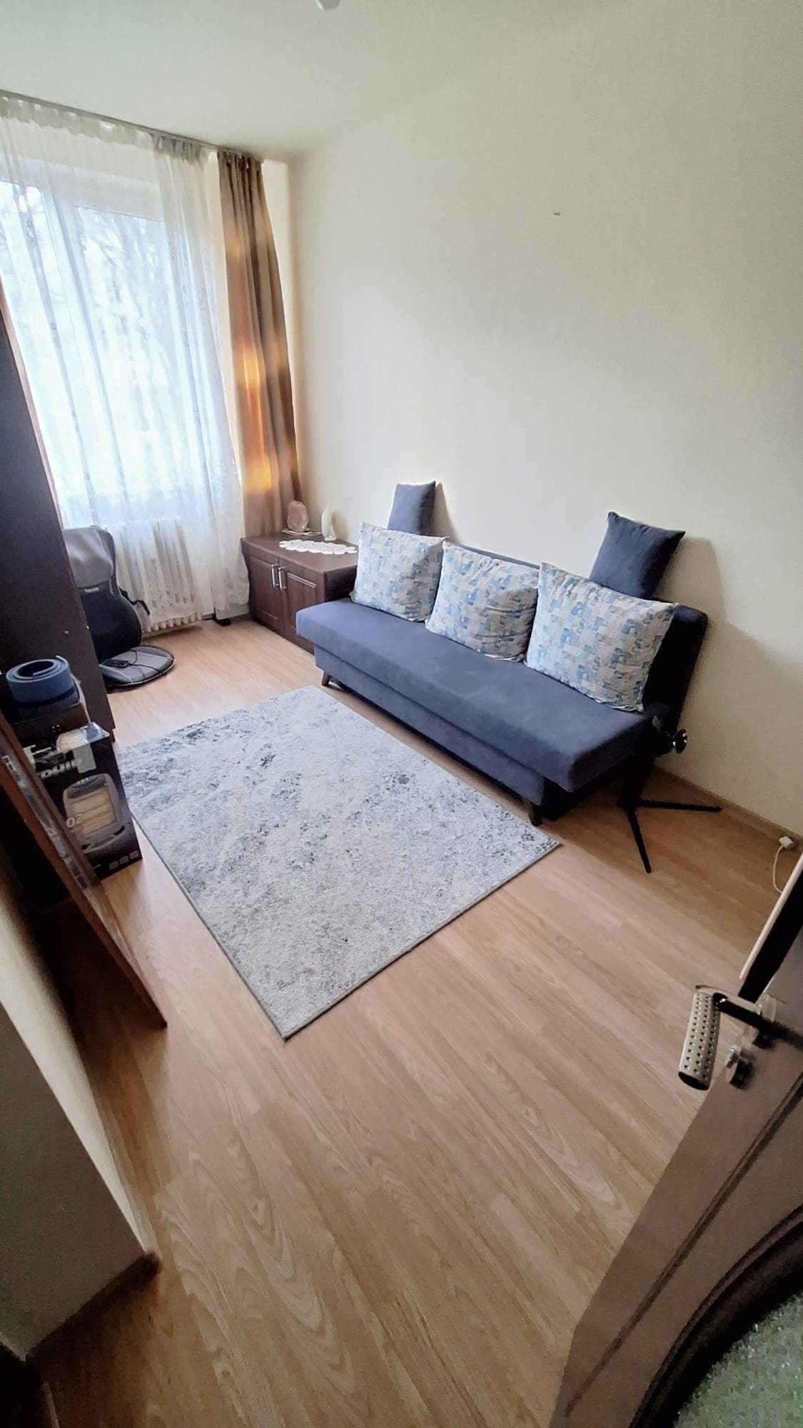 Apartament 3 camere, etaj 2/4, balcon închis, Calea București – aproap