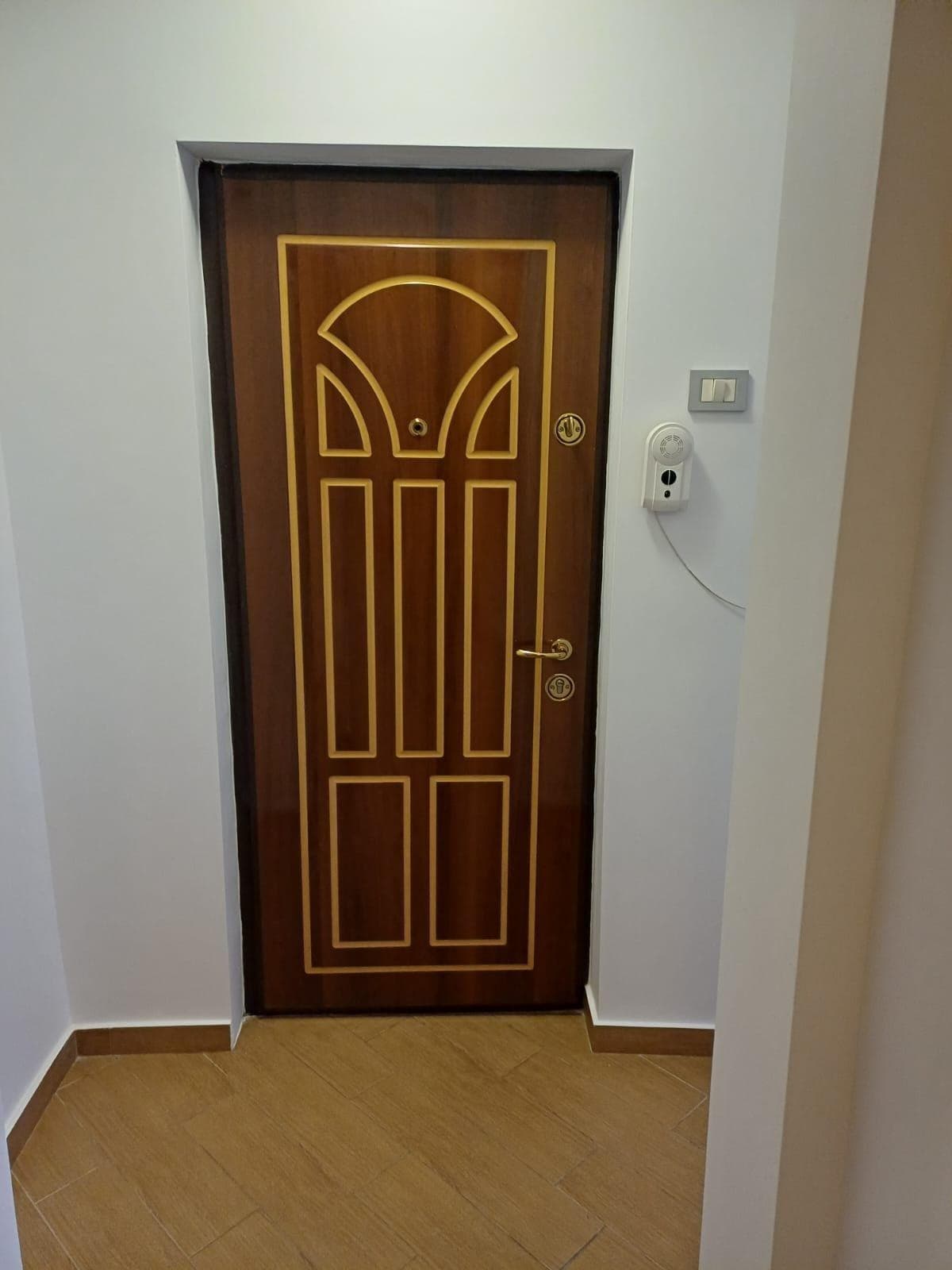 Închiriez apartament 2 camere mobilat și utilat - imagine 1