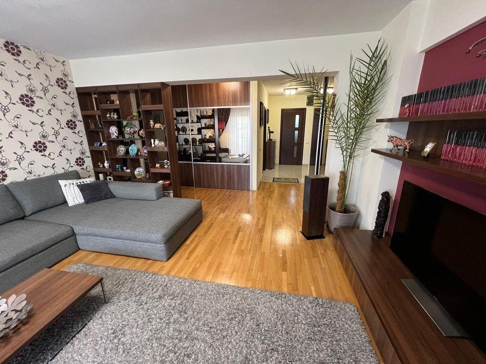 Apartament 3 camere, Eroii Revolutiei