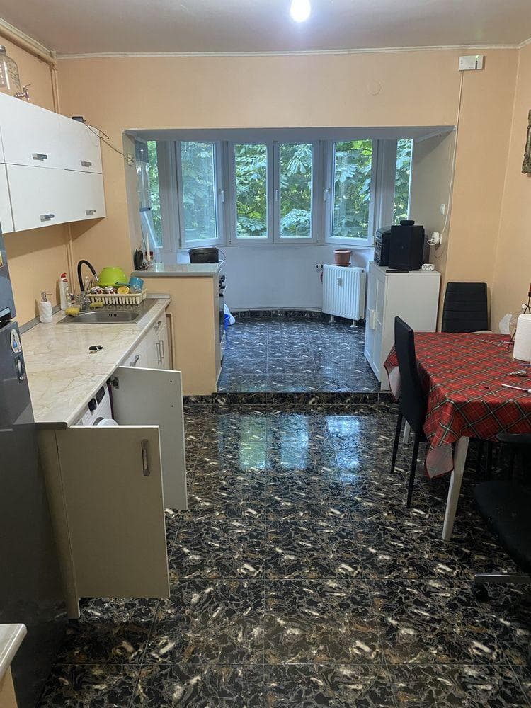 Apartament cu 3 camere, decomandat. Zona Piata Sudului