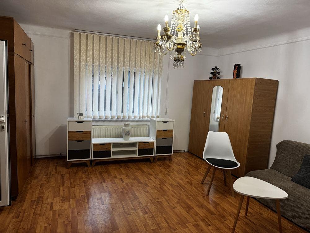 Aparatorii Patriei-Inchiriez casa curte - imagine 1