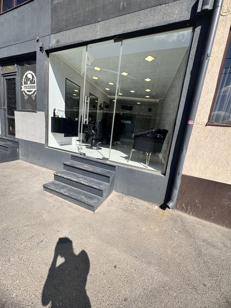 Spatiu de inchiriat-zona cu trafic pietonal intens,Sector 4 - imagine 1