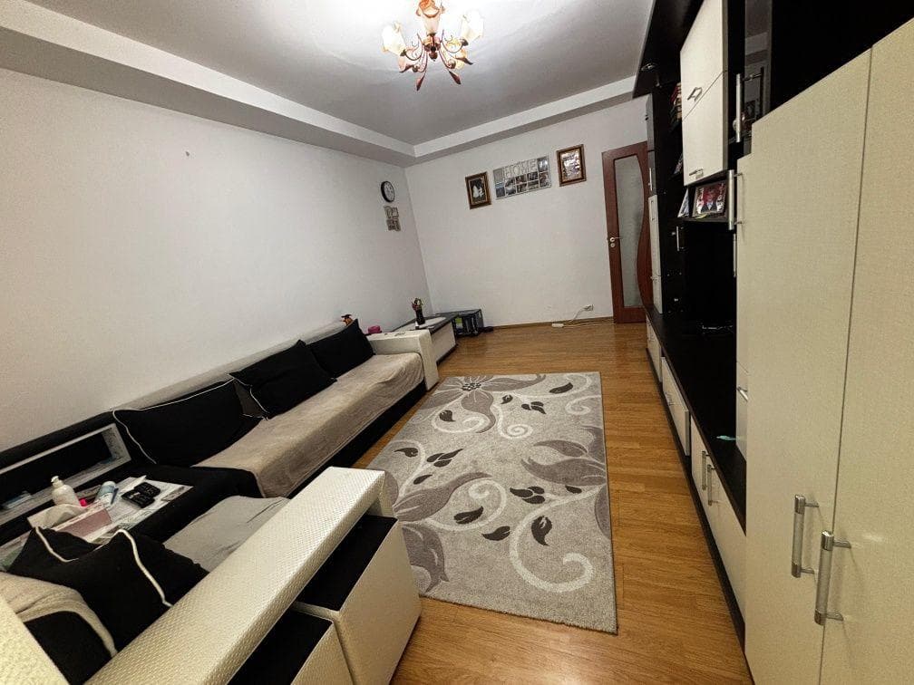 Apartament 4 camere de vanzare - imagine 1