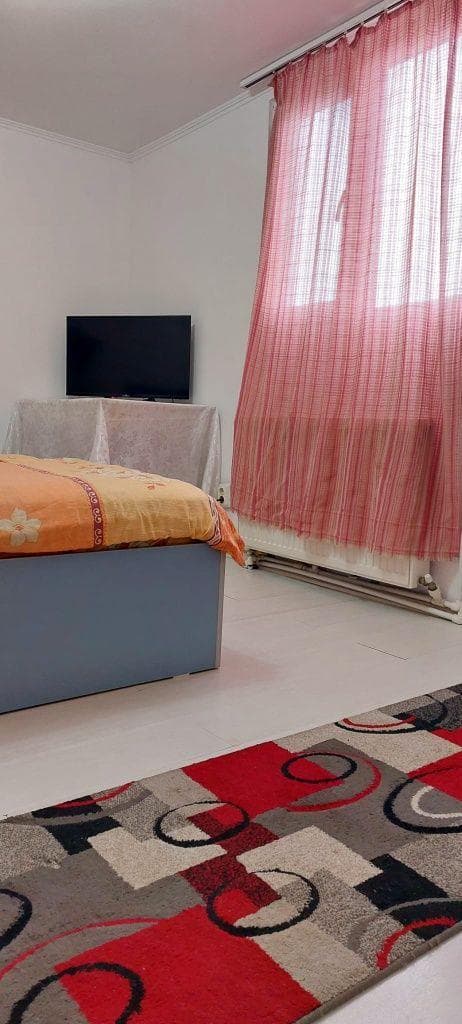 Închiriere garsoniera curte