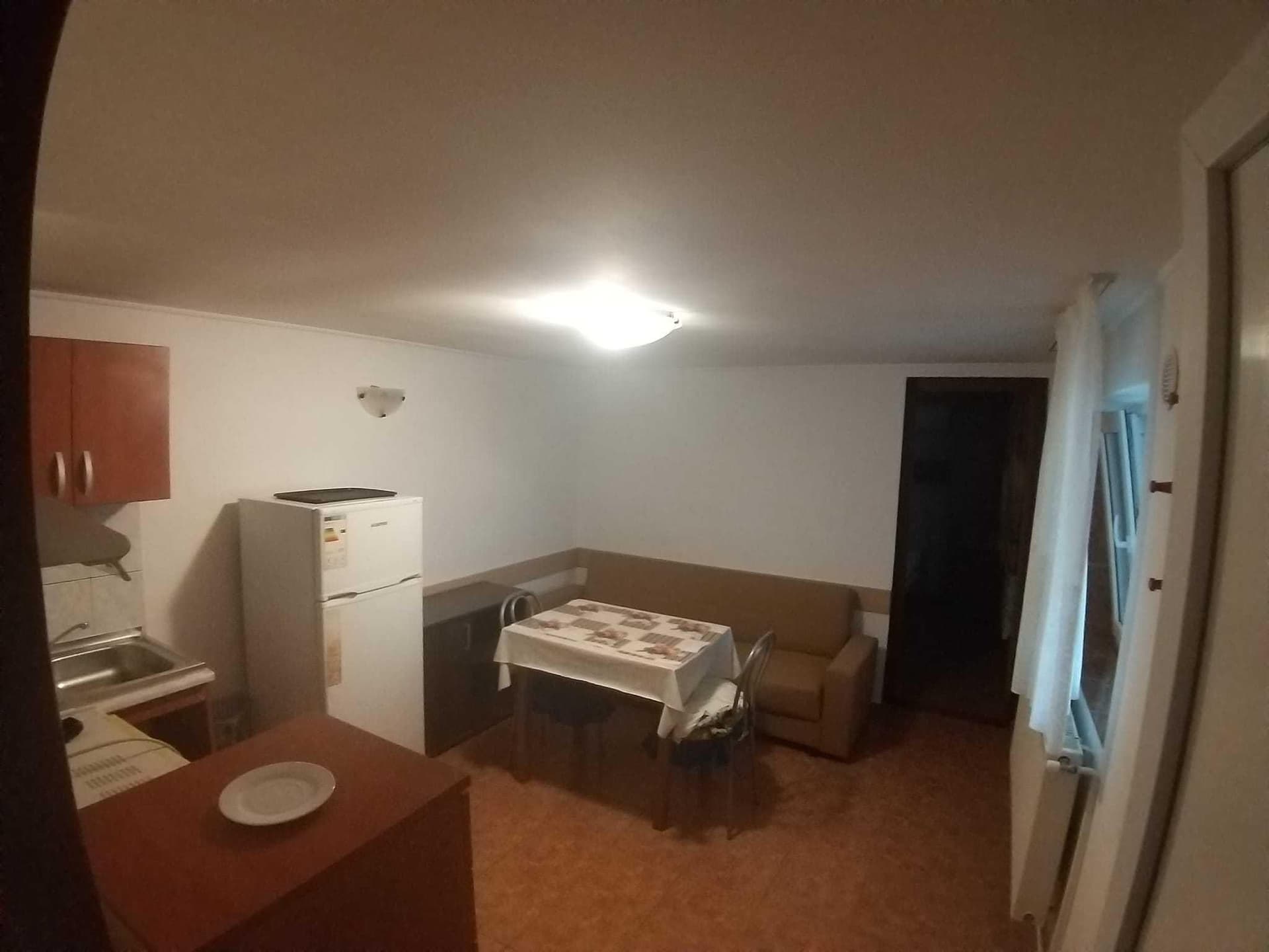 Inchiriez apartament 2 camere ( studio) la curte