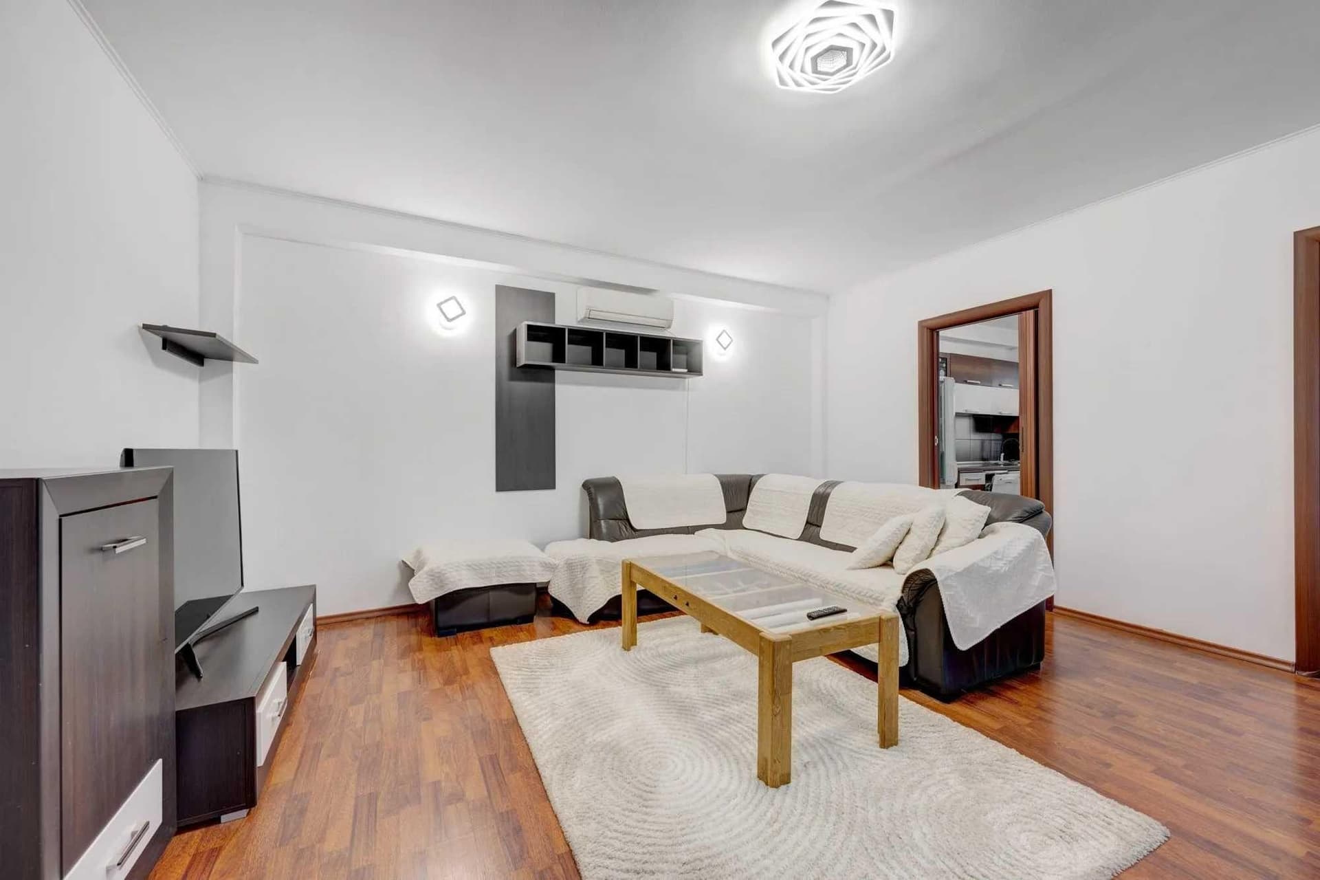 Vila P+2 zona Salaj .Casa la etaj ,afacere la parter !!!