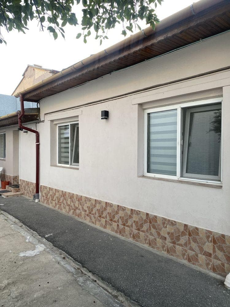 Casă 3 camere la curte de inchiriat