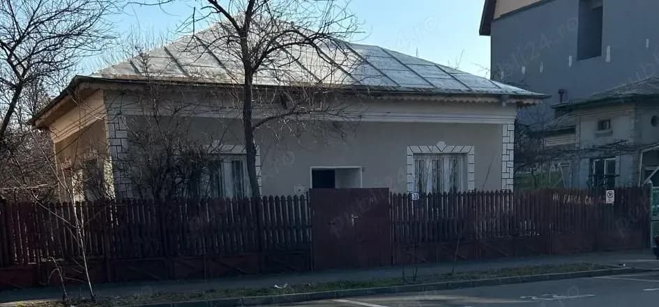 Teren 420 mp cu casă   front 15,4 m   Str. Saradei   100 m Piața 16 Februarie - imagine 1
