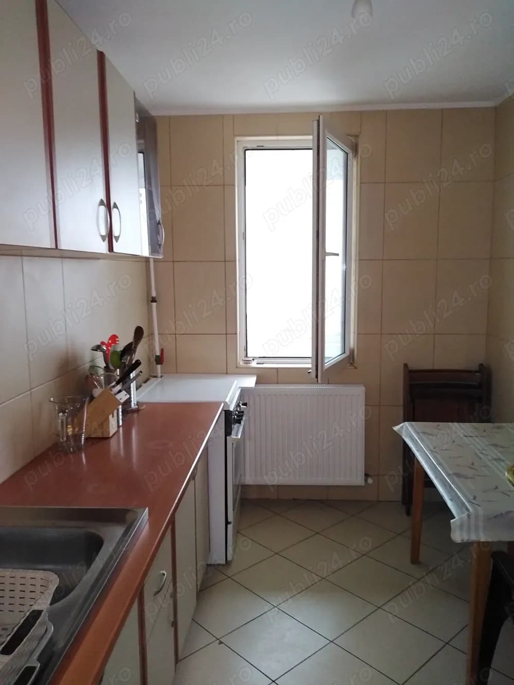 Închiriez apartament 3 camere