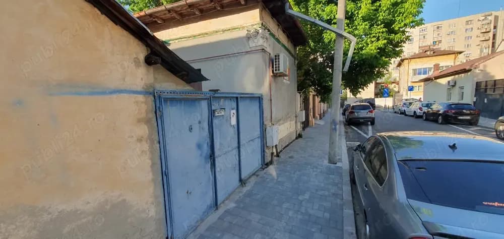 Vand urgent casa la curte - langa statia de metrou Piata Muncii !!!