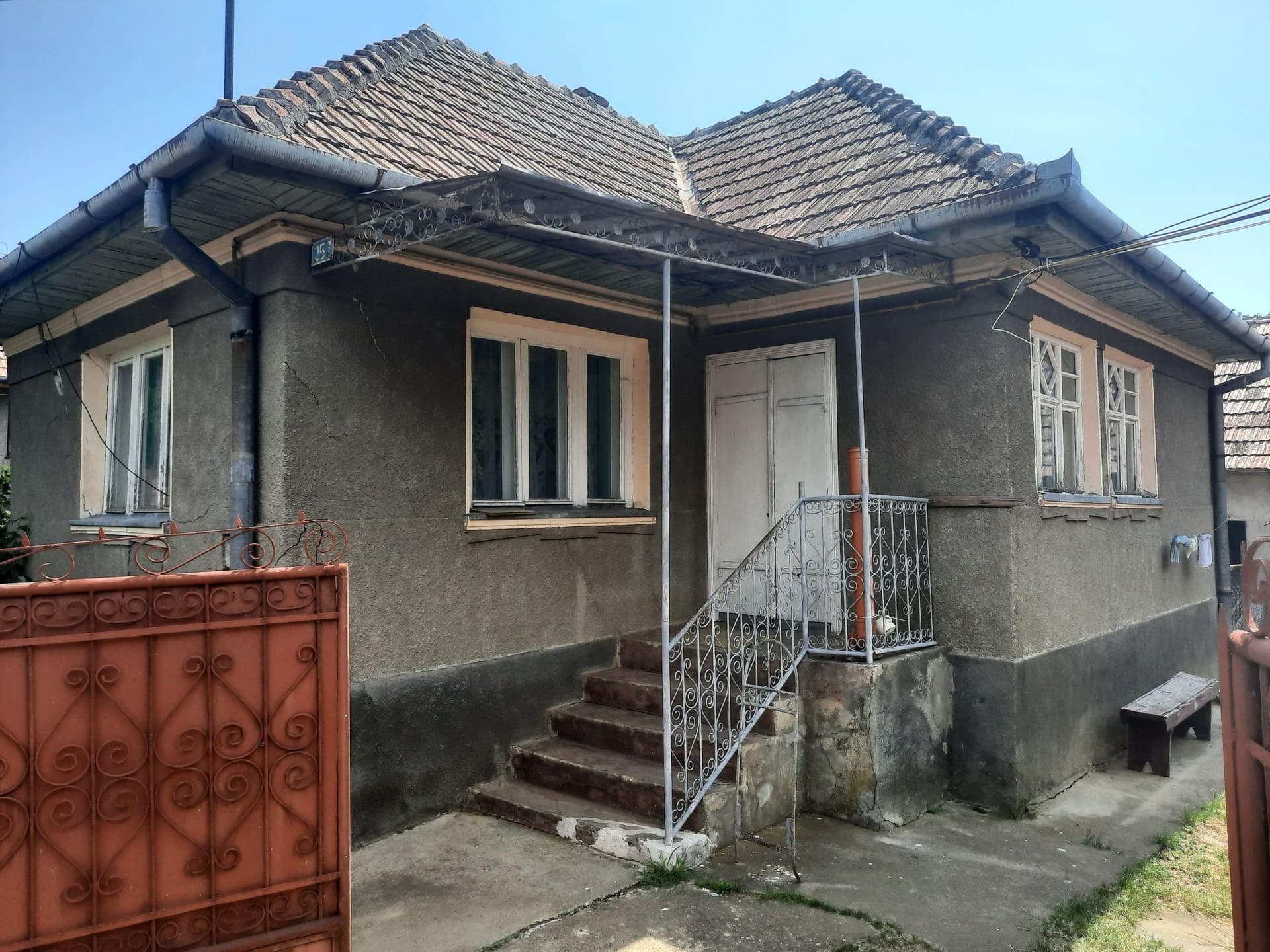 Vand casa sat Rediu comuna Aiton