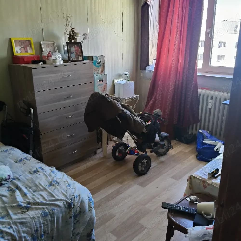 apartament 4 camere de vanzare - imagine 1