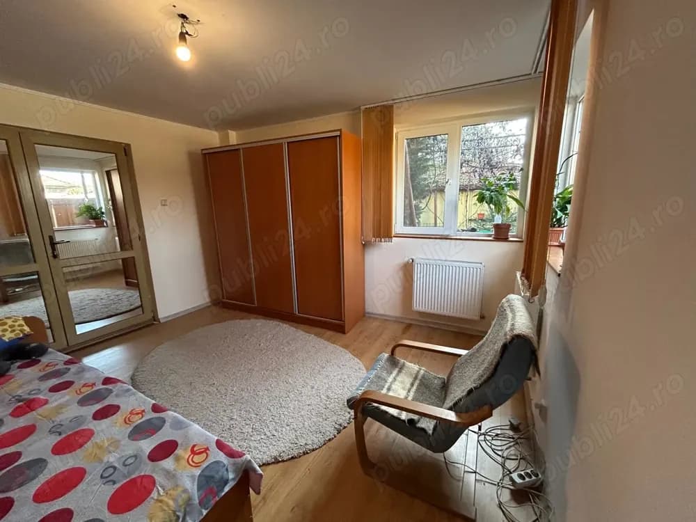 Casă + curte, pivniță, garaj.