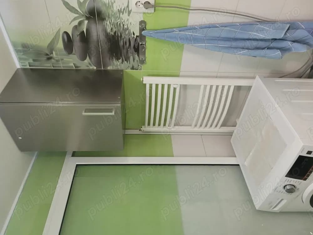 Etaj de închiriat la curte   2 camere + baie + bucatarie