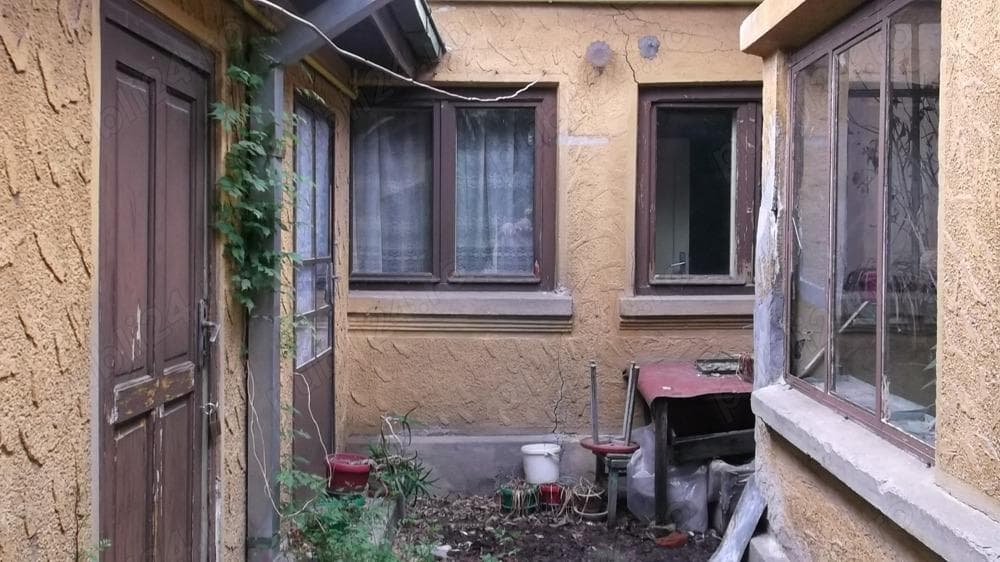 Vand casa la curte situata in Bucuresti, sector 5, in spatele pietii Rahova.