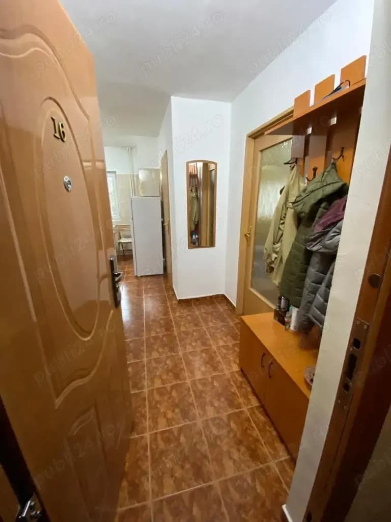 Garsoniera Orsova  Veteranilor 40 m2, et 3 4, bloc 1990. - imagine 1