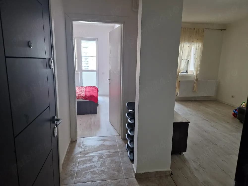Închiriez apartament cu 2 camere