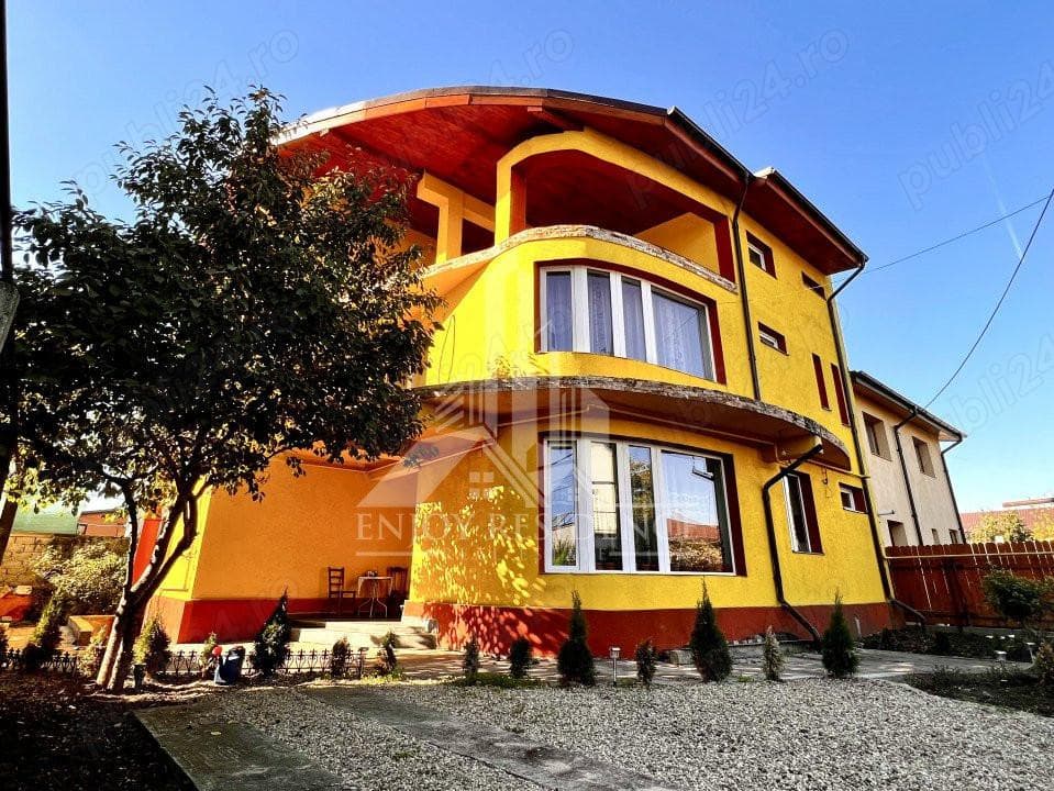Casa de vanzare ,SUNT PROPIETARUL 7 camere intr o zona foarte linistita - imagine 1