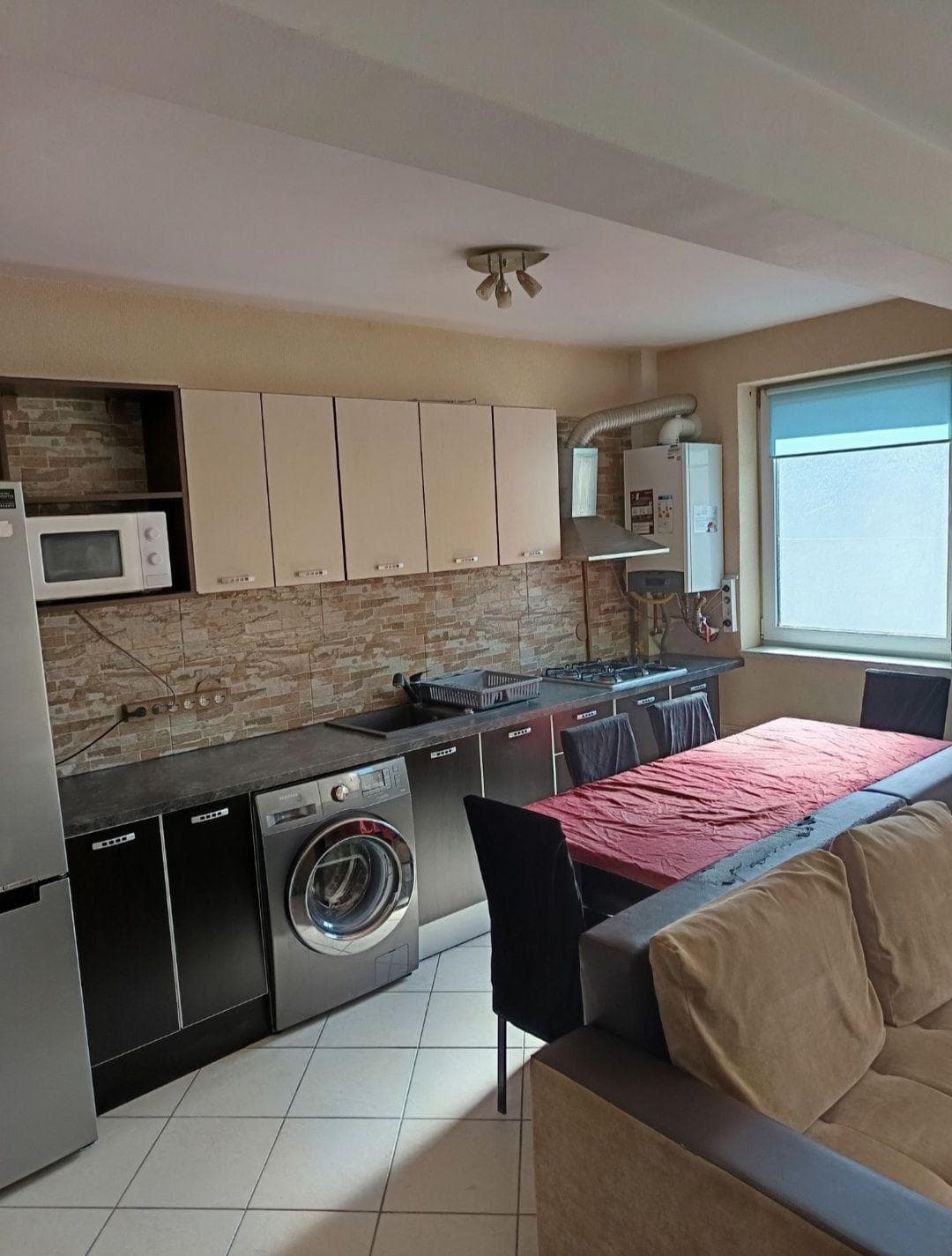 Închiriez apartament cu 2 camere - imagine 1