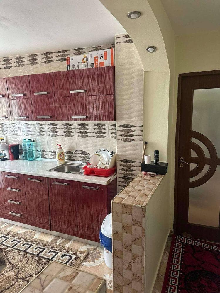 Vand apartament 2 camere semidecomandat malu rosu