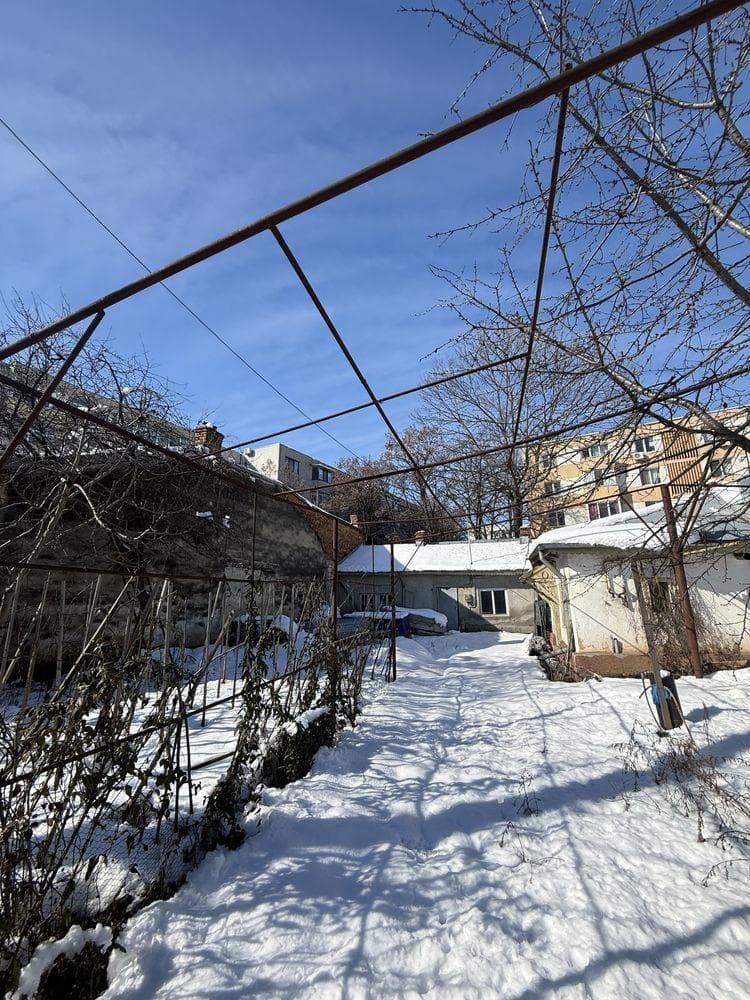 Vand teren cu casa batraneasca demolabila