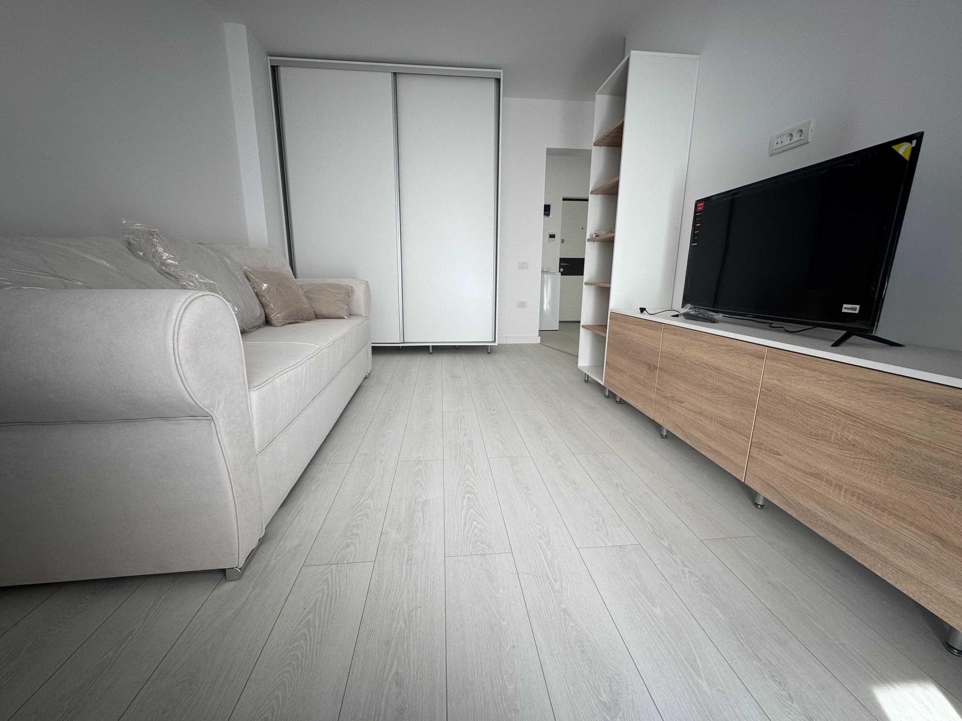 Inchiriez garsoniera decomandata la 3 minute de Metrou Berceni