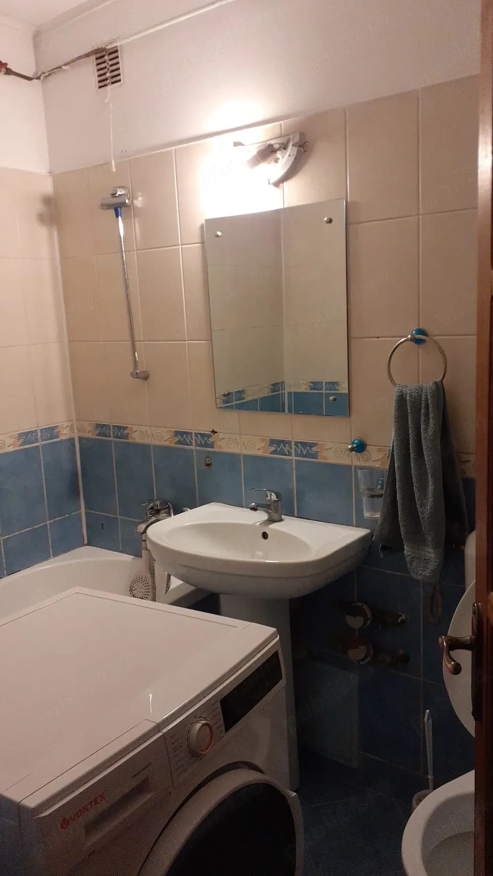 Inchiriez Garsoniera Ploiesti ( zona democratiei- sala doroftei) - imagine 1