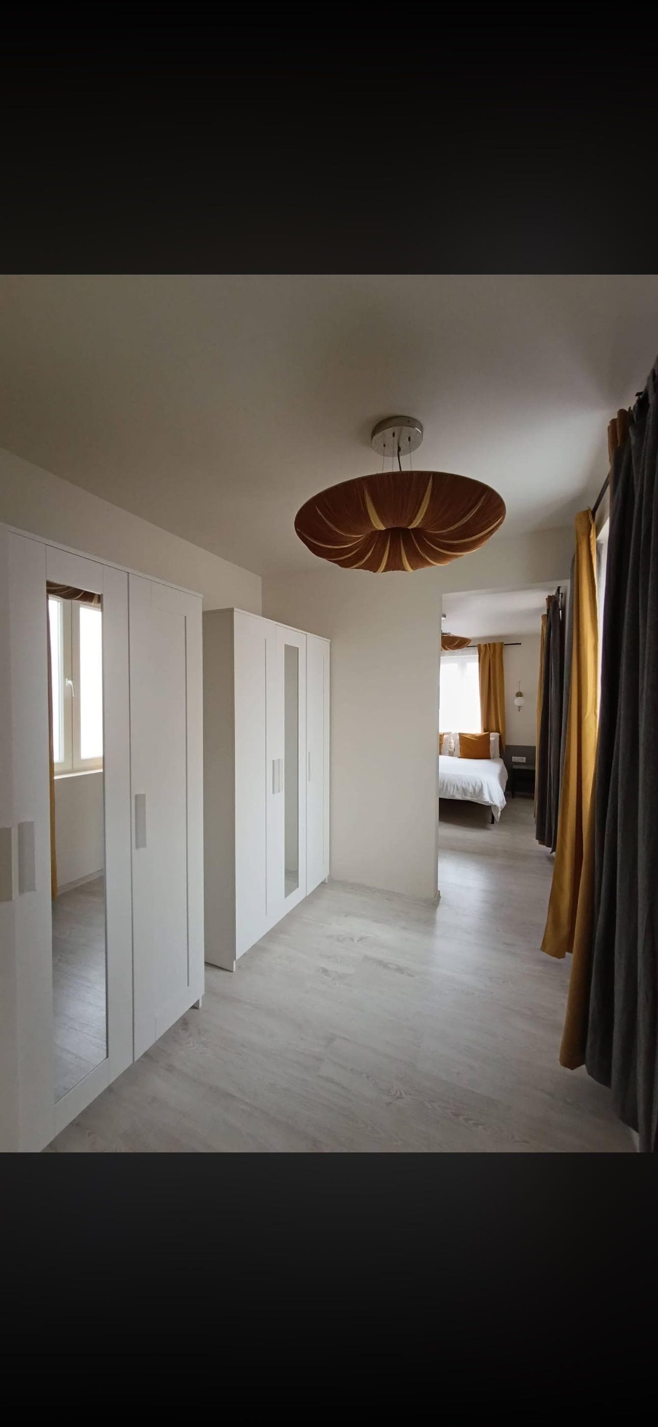 Închiriez casă zona centru-curte proprie - imagine 1