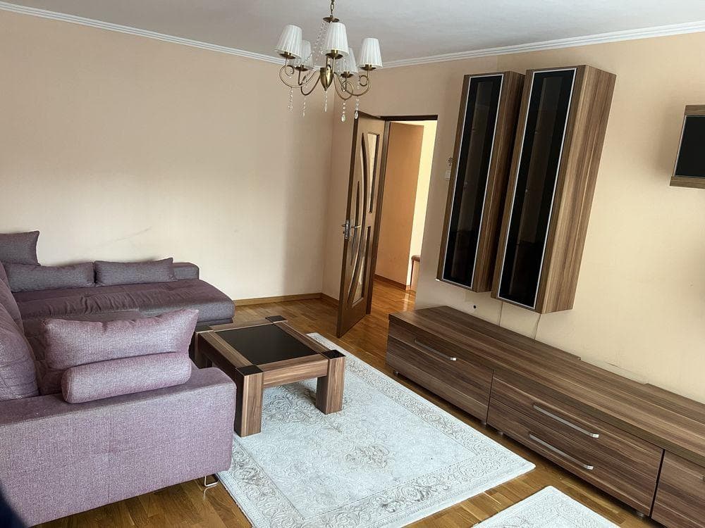 Inchiriez apartament  cu 4 camere