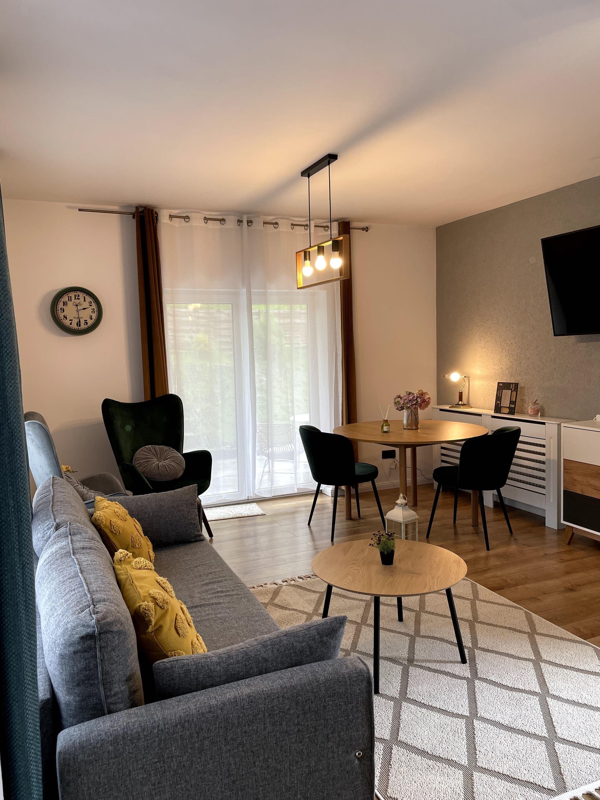 Apartament 2 camere de închiriat – terasă, curte și parcare inclusă