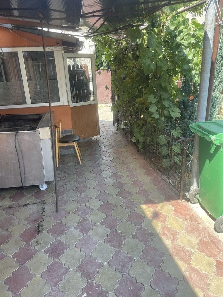 Inchiriez camere la curte - imagine 1