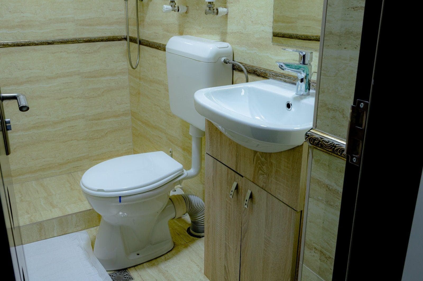 Inchiriez garsoniera 270 E