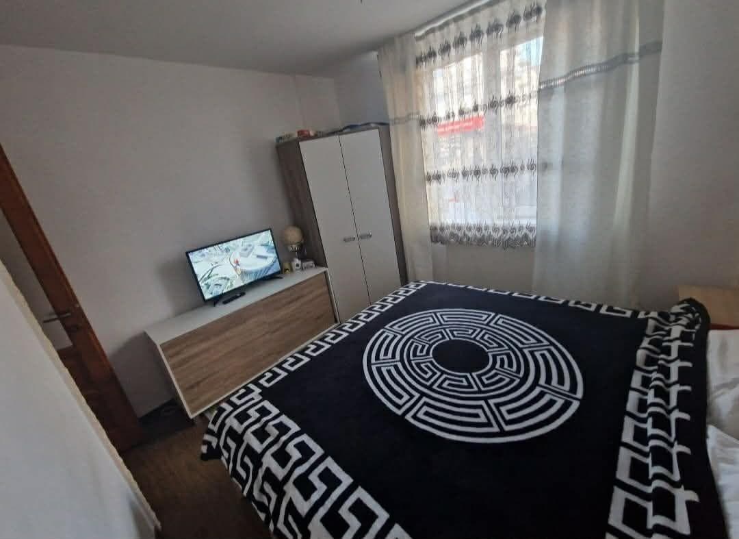 Apartament cu garaj si 2 locuri de parcare - imagine 1