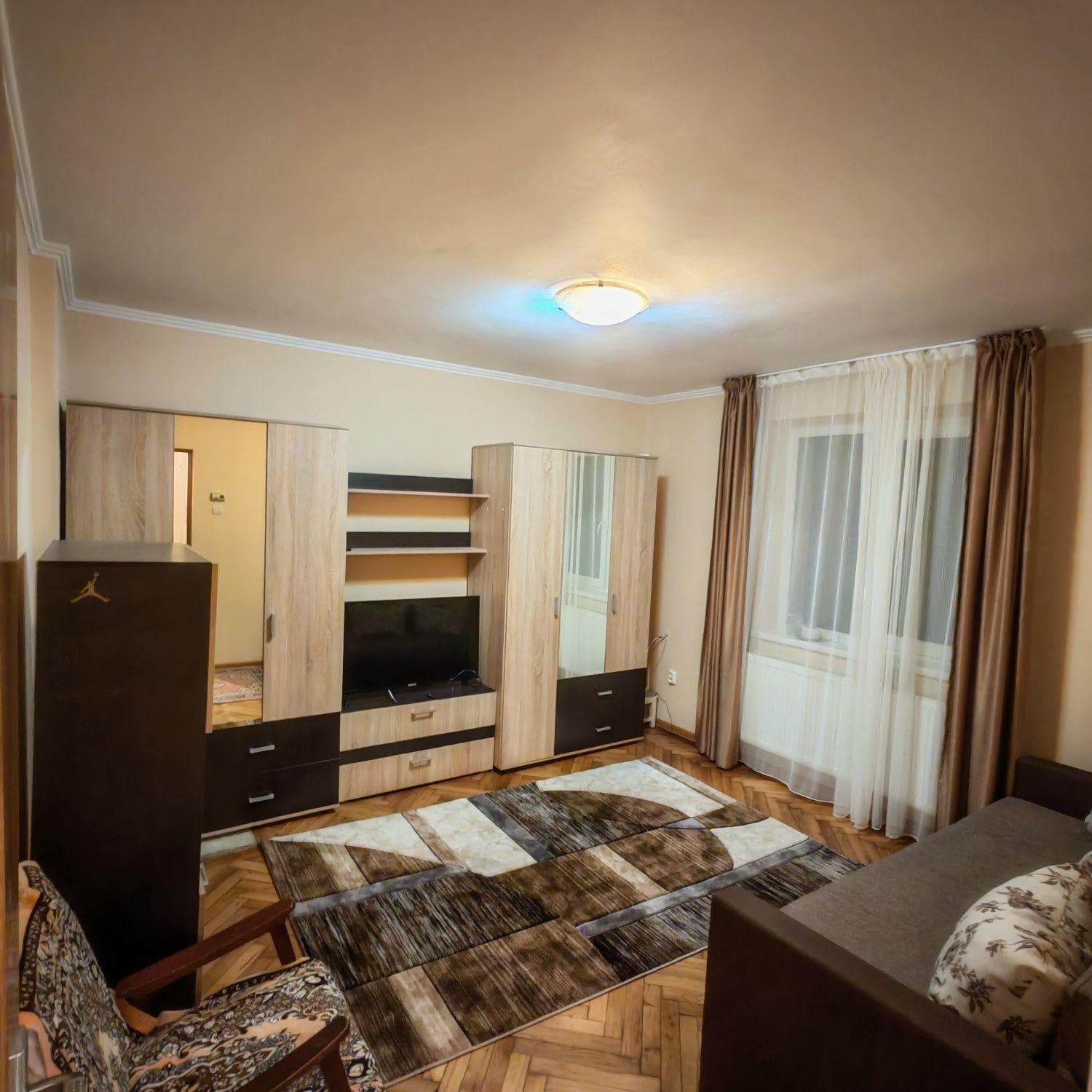 Garsonieră DECOMANDATĂ  Tractorul - imagine 1