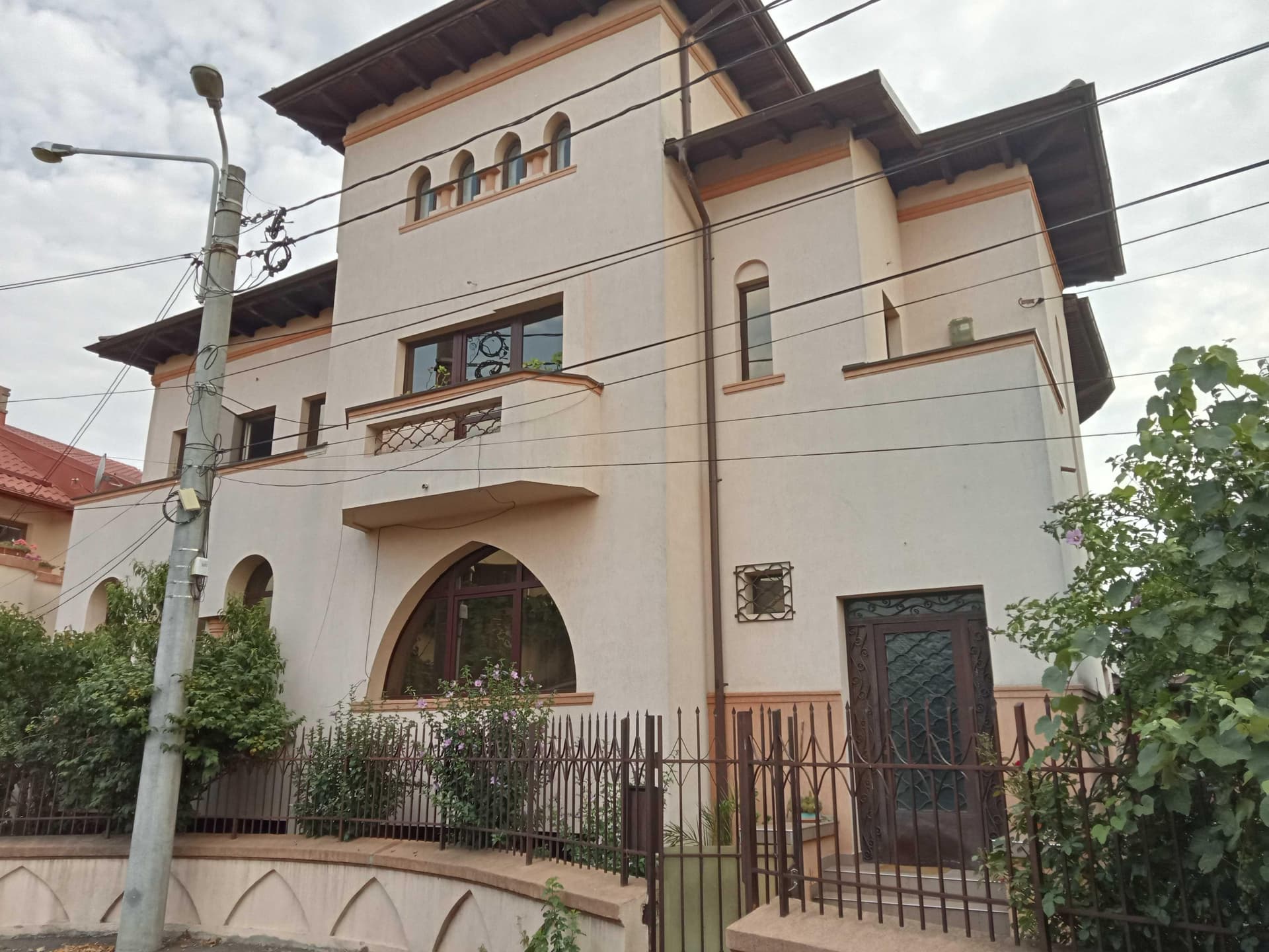 Închiriez vila interbelica ,  impresionanta , Ploiești