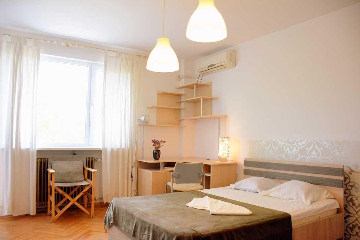 garsoniera P-ta Romana de inchiriat 450 euro.