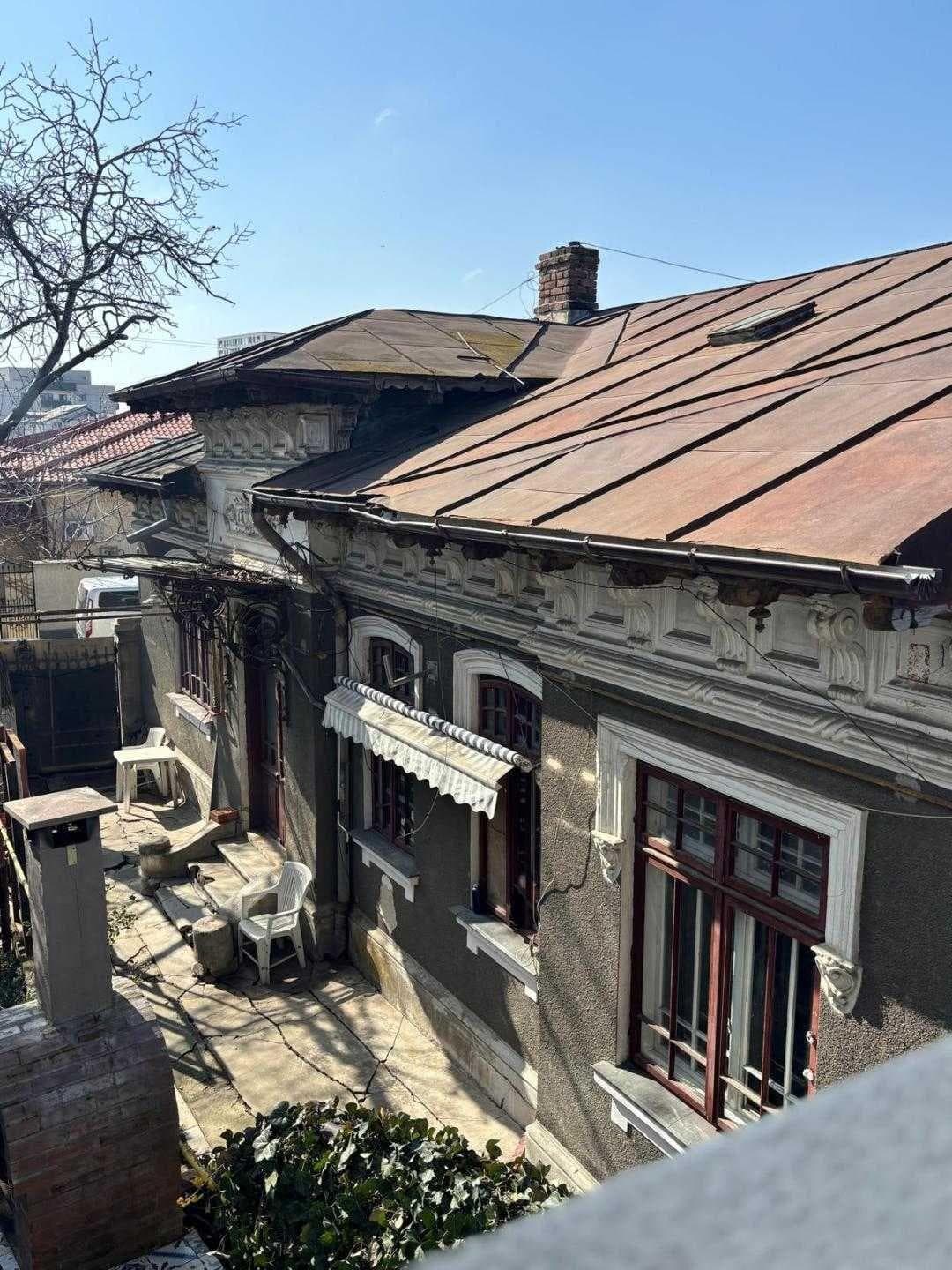 Închiriez casa cu 3 camere si curte de 90 mp