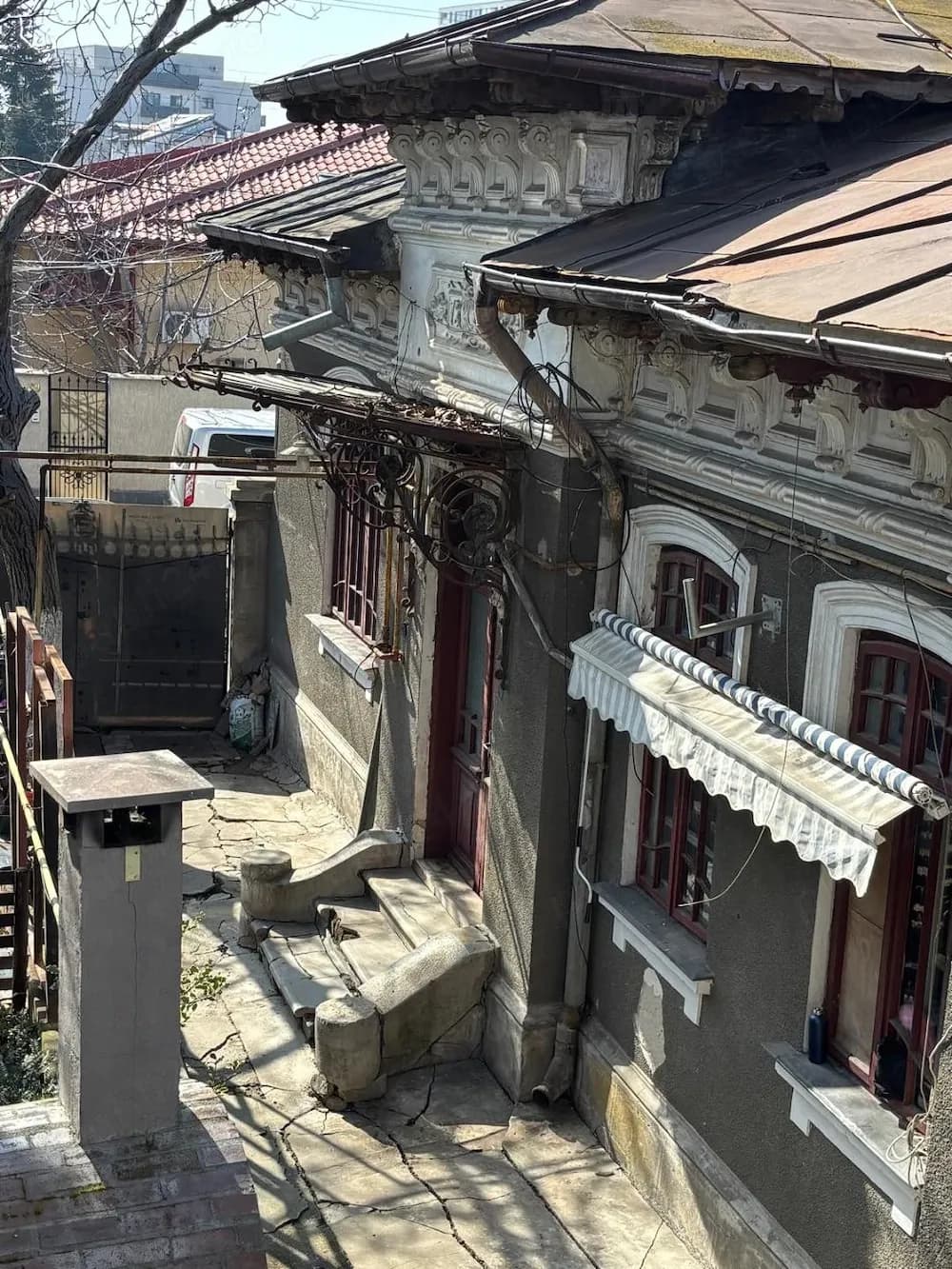 Închiriez casă cu 3 camere 85mp si curte 90mp