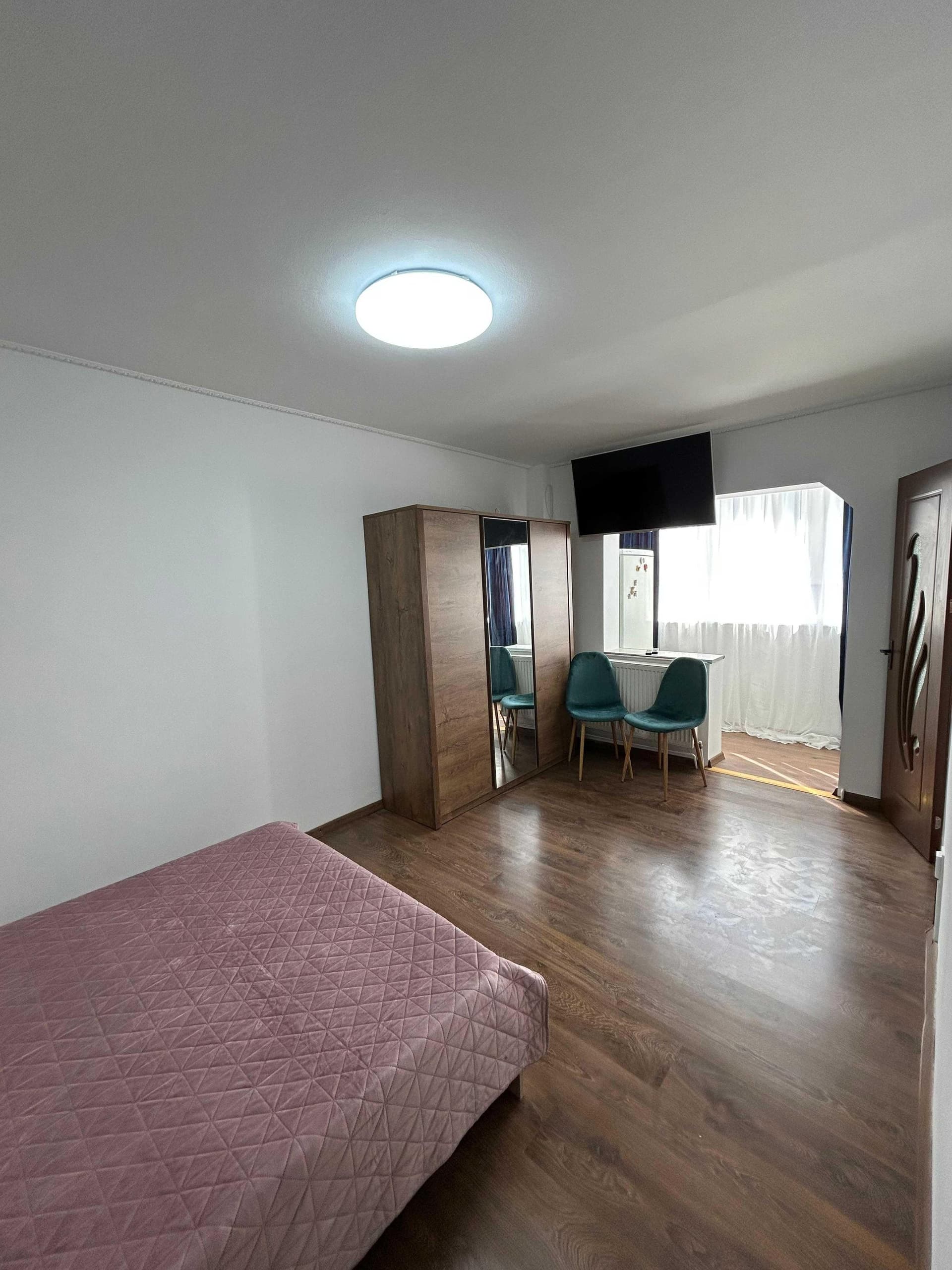 Inchiriez Garsoniera Tractorul - imagine 1