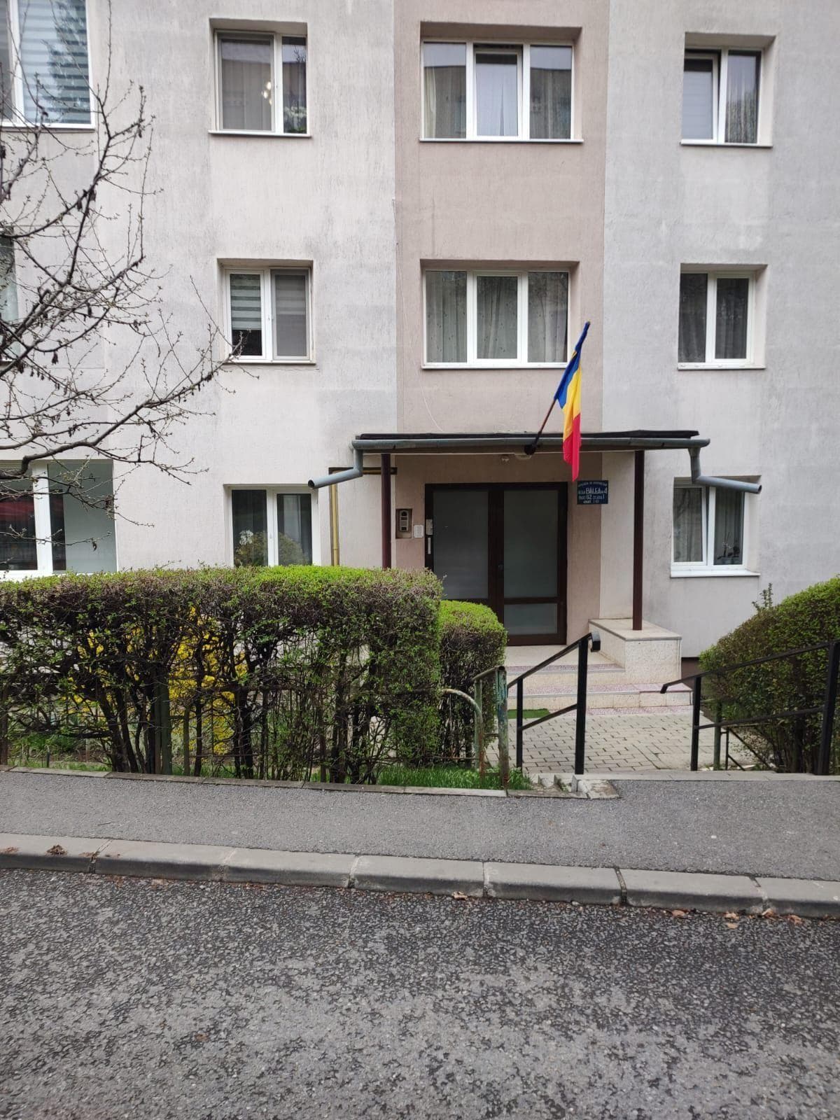 Vand apartament 4 camere - imagine 1