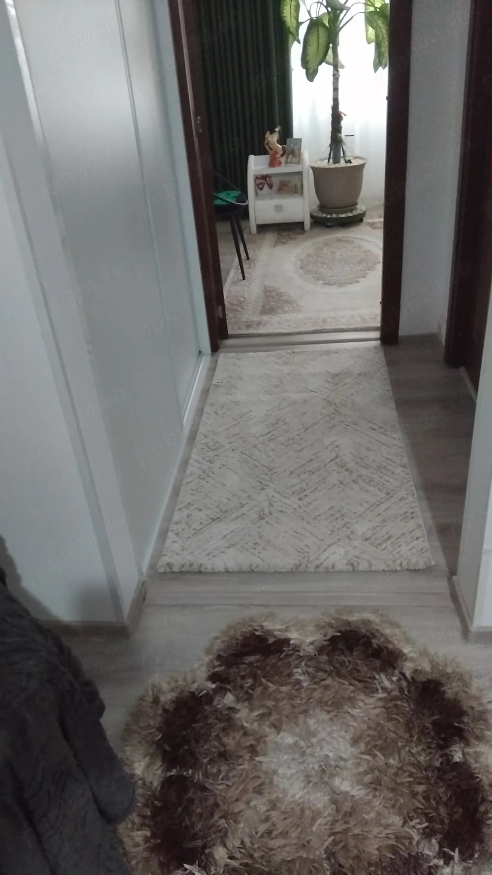 Vând apartament 2 camere supraveghere 56 m patrati in zona cina et 2 cu balcon de 4  60 m